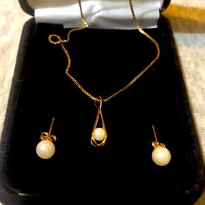 Pearl and 10k gold necklace with earrings!